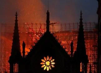 Gori crkva Notre Dame, simbol Francuske (VIDEO)