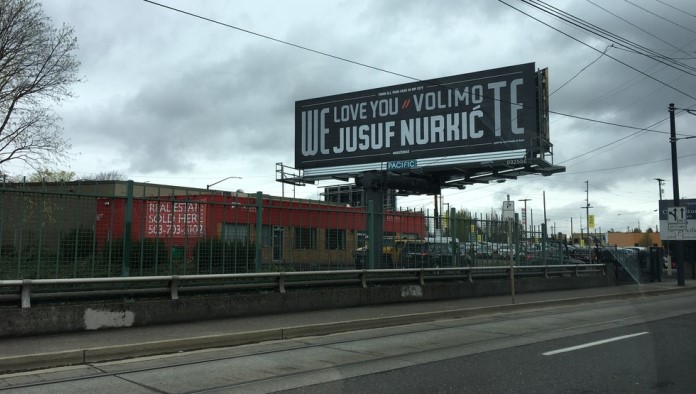 Nurkićevi navijači pokazali podršku velikim bilbordom u centru Portlanda