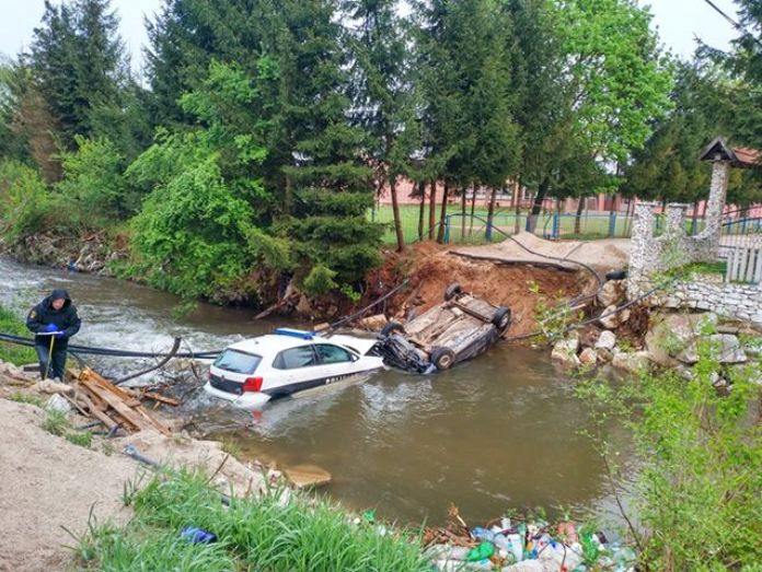 Policijski automobil u Stojkovićima kod Novog Travnika završio u rijeci