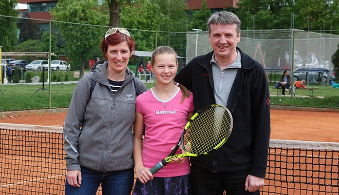 Zeničanin Andrej Petković i njegova supruga sponzorisali talentovanu teniserku Amnu Kolić