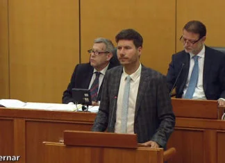 Poslanik Živog zida šutio osam minuta za govornicom (VIDEO)