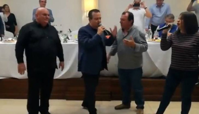 Ivica Dačić opet zapjevao pa razbio tanjir (VIDEO)