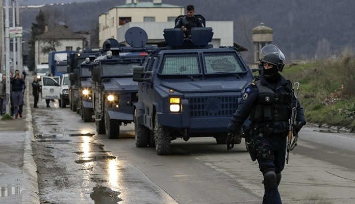 Vanredno na Kosovu: Ranjeno više policajaca, Vučić naredio punu borbenu gotovost (VIDEO)