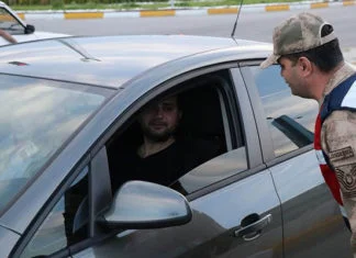 Policajci zaustavljali vozače i nudili im iftar