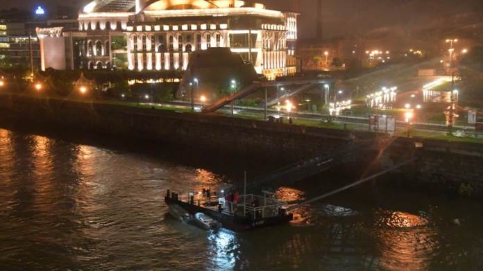 Potonuo turistički brod u Budimpešti, najmanje sedmero mrtvih, 19 nestalih (VIDEO)