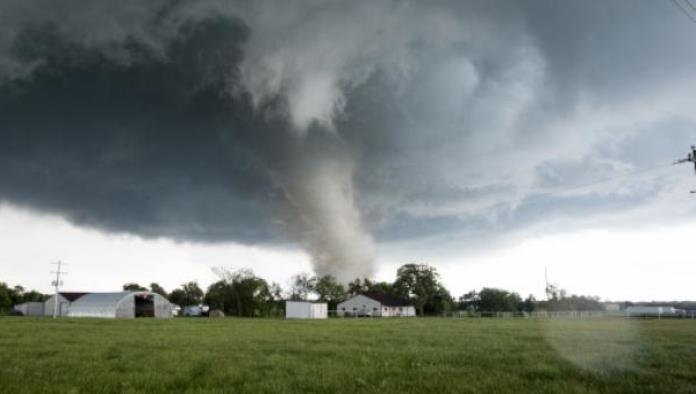 Čak 55 tornada poharalo SAD, automobil nošen vjetrom ubio čovjeka (VIDEO)