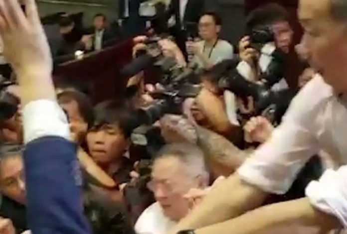 Velika tuča poslanika u parlamentu Hong Konga (VIDEO)