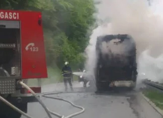Na magistralnom putu M-17 vatrena stihija jutros “progutala” autobus
