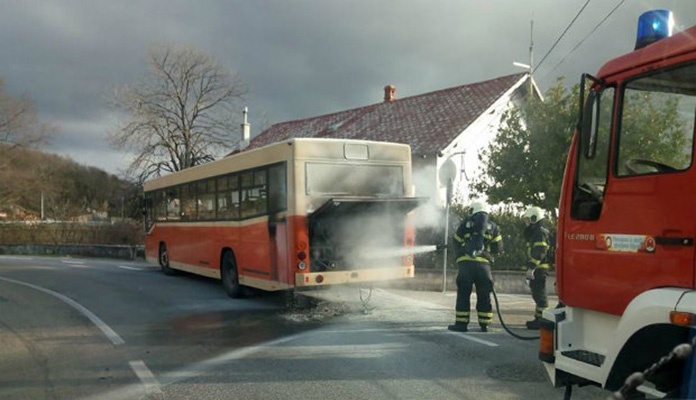 Zapalio se autobus na M-17, saobraćaj obustavljen