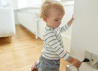 Zašto bebe diraju upravo ono što im je zabranjeno?