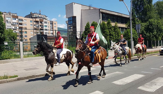 Konjanici prodefilirali zeničkim ulicama na putu prema Ajvatovici