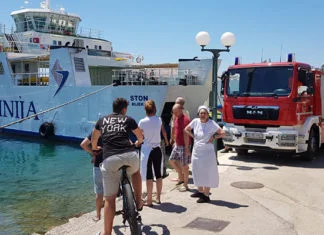Nesreća na Jadranu, trajekt udario u rivu na Hvaru i nasukao se (VIDEO)