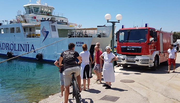 Nesreća na Jadranu, trajekt udario u rivu na Hvaru i nasukao se (VIDEO)