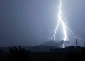Veliko nevrijeme zahvatilo BiH: Drveće padalo na cestu, štete ogromne, prijeti opasnost od poplava (VIDEO)