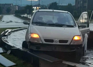 Vozač koji je završio u zeničkoj fontani će biti sudski gonjen zbog uništavanja imovine