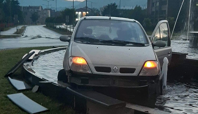 Vozač koji je završio u zeničkoj fontani će biti sudski gonjen zbog uništavanja imovine