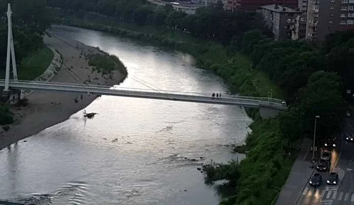 Zeničanin skočio sa mosta u rijeku Bosnu, potraga još traje