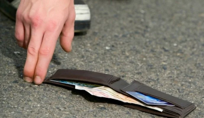 Pronašao novčanik pun novca, prisvojio ga pa uhapšen