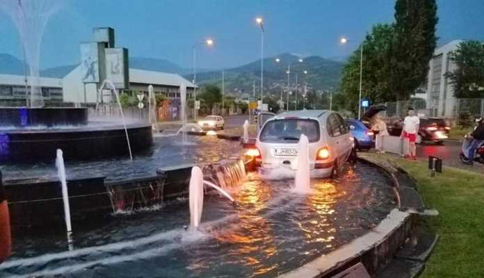 Izgubio kontrolu nad vozilom i završio u fontani na ulazu u Zenicu (FOTO)