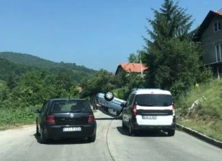 Saobraćajna nesreća na Vjetrenicama, automobil završio na krovu