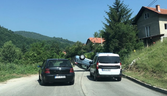 Saobraćajna nesreća na Vjetrenicama, automobil završio na krovu