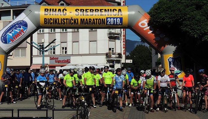 Biciklisti i maratonci krenuli iz Bihaća put Srebrenice