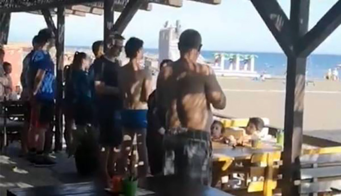 Nevjerovatno: Cijela plaža ustala na himnu "Hej Sloveni" (VIDEO)