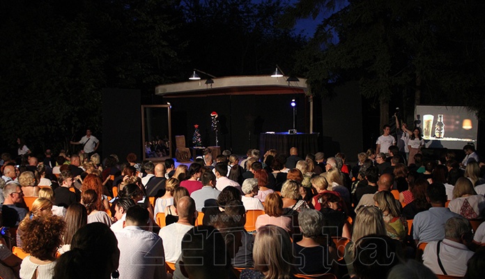 Predstavom "Savršen kroj" večeras u Zenici otvorene Ljetne večeri Studio Teatra (FOTO)