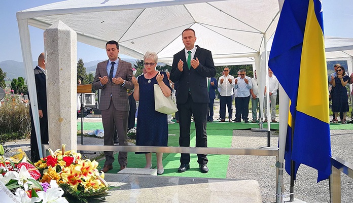Delegacije Vlade i Skupštine ZDK odale počast bivšem Premijeru FBiH Ahmetu Hadžipašiću
