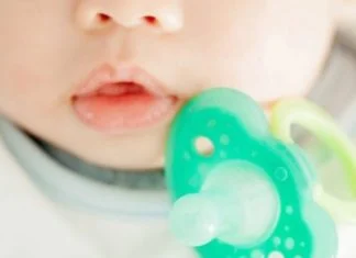 Šta da radite kad bebi cucla padne na pod?