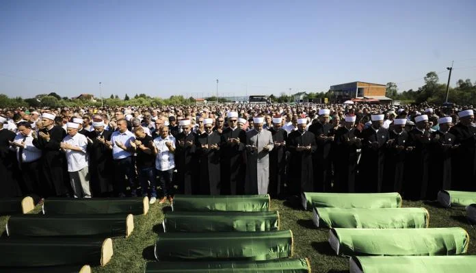 Klanjana kolektivna dženaza za 86 prijedorskih žrtava: “Pravda na ovom svijetu jeste spora ali nije nedostižna”