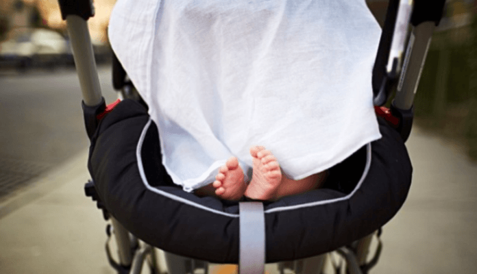 Prekrivanje dječijih kolica pelenom može biti opasno, a evo i zašto