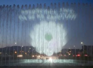 Srebrenički cvijet sjećanja projeciran u zagrebačkim fontanama