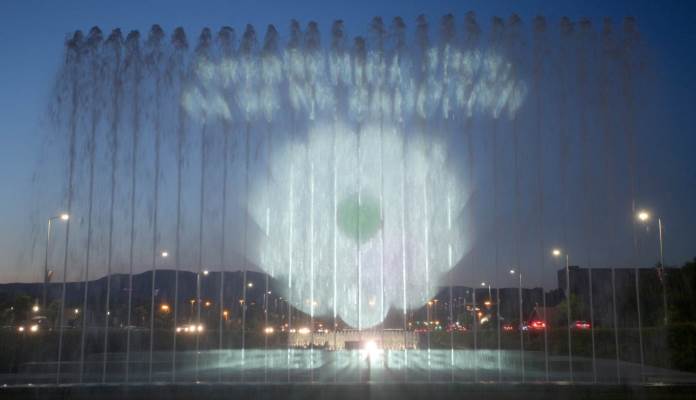 Srebrenički cvijet sjećanja projeciran u zagrebačkim fontanama