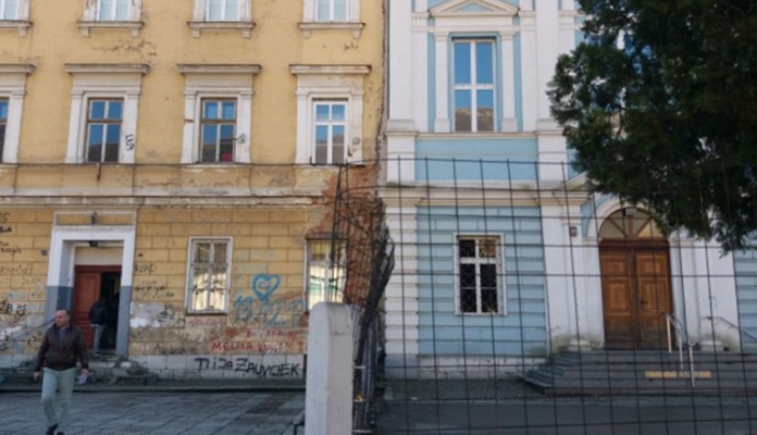 Srušena ograda podjele u školskom dvorištu u Travniku