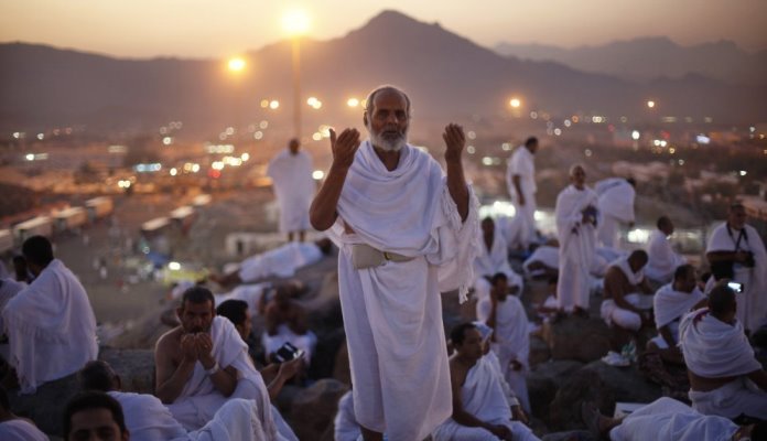 Muslimani se okupljaju na hadžu na planini Arafat