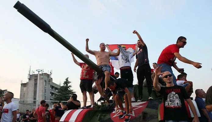 Igrači Zvezde slavili pobjedu na oklopnom vozilu (VIDEO)