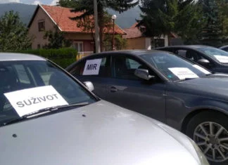 Na automobilima u Uskoplju osvanuli plakati s porukama mira i suživota