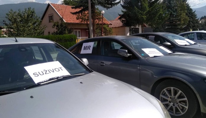 Na automobilima u Uskoplju osvanuli plakati s porukama mira i suživota