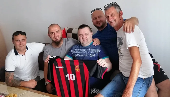 Robijaši i Fenan Salčinović posjetili vjernog navijača Čelika (FOTO)