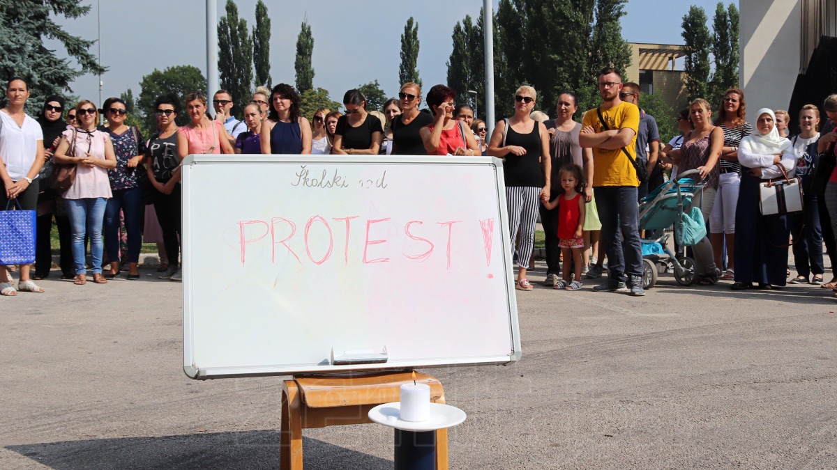 Prosvjetni radnici protestovali ispred Gradske uprave Zenica (FOTO)