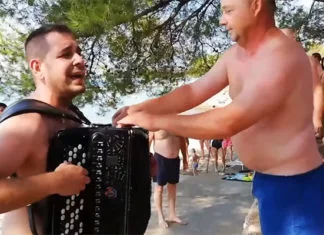 Samir Nurkić s harmonikom napravio pravi dernek na plaži u Hrvatskoj (VIDEO)