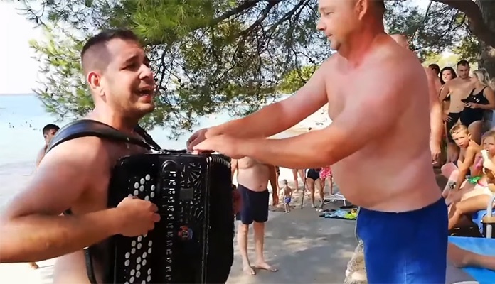 Samir Nurkić s harmonikom napravio pravi dernek na plaži u Hrvatskoj (VIDEO)