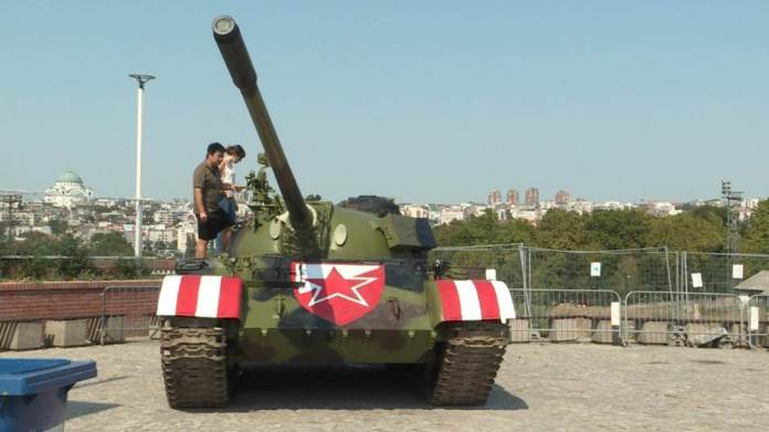 Navijači Dinama postavili traktor kao odgovor na tenk u Beogradu