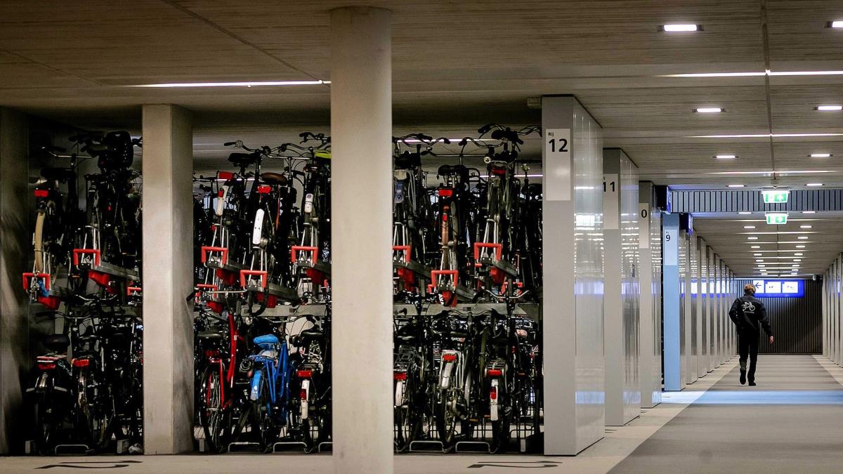 Najveća biciklistička garaža otvorena u Holandiji, kapacitet je 12.500 bicikala