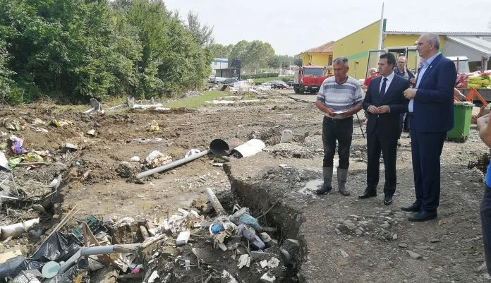 Premijer Ganić obišao poplavljena područja u općini Tešanj