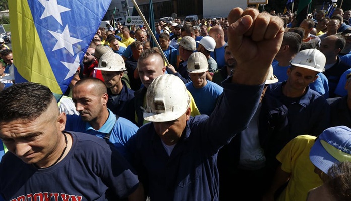 Stotine rudara pred zgradom Vlade Federacije BiH u Sarajevu