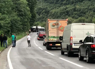 Saobraćajna nezgoda na M-17, učestvovala dva teretna i dva putnička vozila