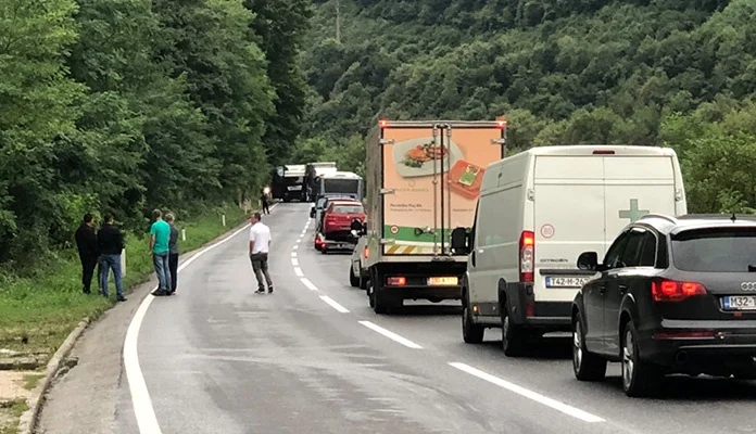 Saobraćajna nezgoda na M-17, učestvovala dva teretna i dva putnička vozila