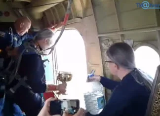 Pravoslavni sveštenici iz aviona osveštali grad svetom vodom (VIDEO)
